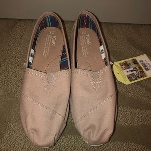 Tan canvas women’s classic Toms